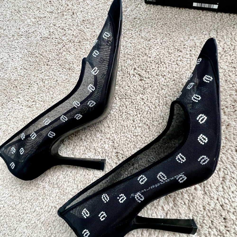 Elegant Black Heels with Classic Silhouette